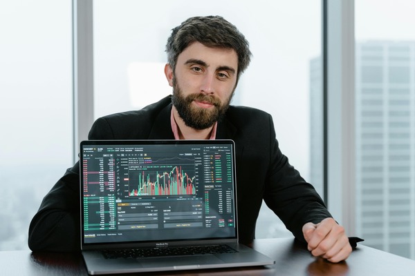 Support agent assisting a customer with a cryptocurrency exchange question